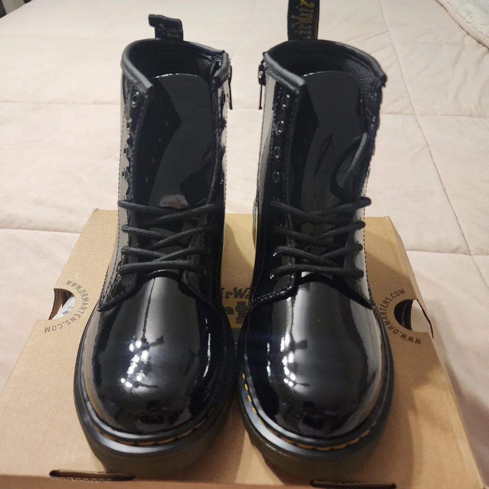 Dr. Martens 1460 8-Eye Patent Girls Boot - Picture 2 of 10